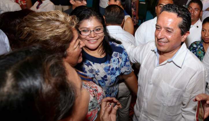 Entrega Carlos Joaquín créditos para mujeres emprendedoras de Quintana Roo
