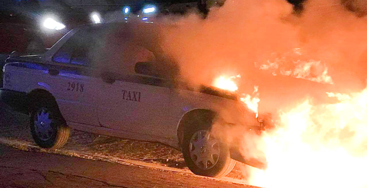 ARDE TAXI POR UNA FALLA EN EL MOTOR