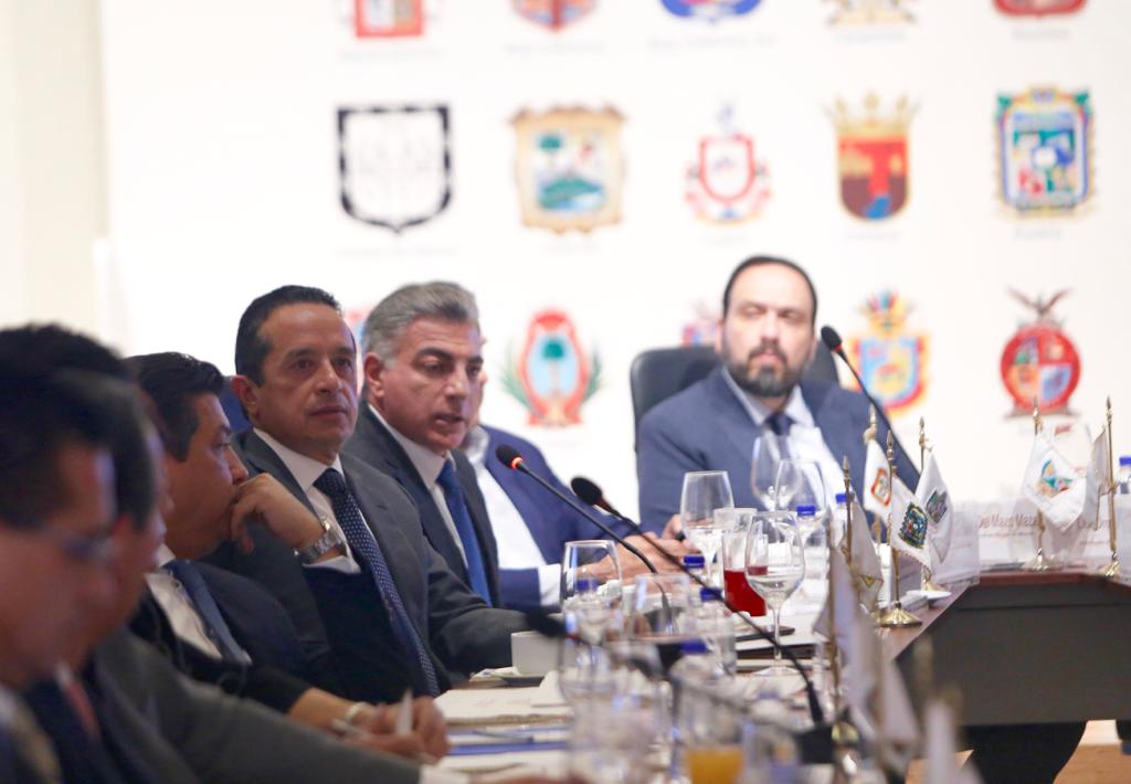 Carlos Joaquín asiste a una reunión que el presidente AMLO sostuvo con gobernadores