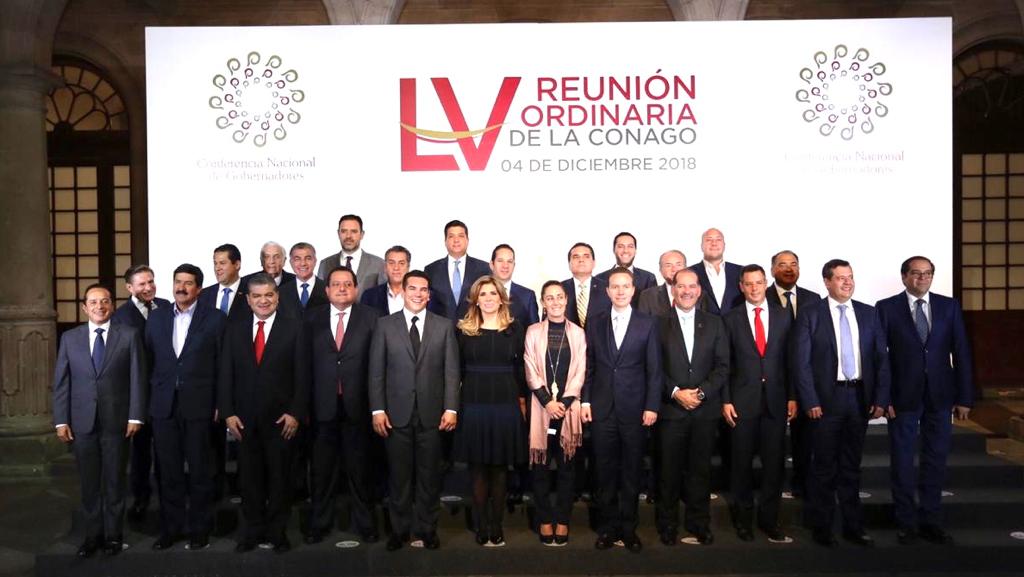 Carlos Joaquín asiste a una reunión que el presidente AMLO sostuvo con gobernadores