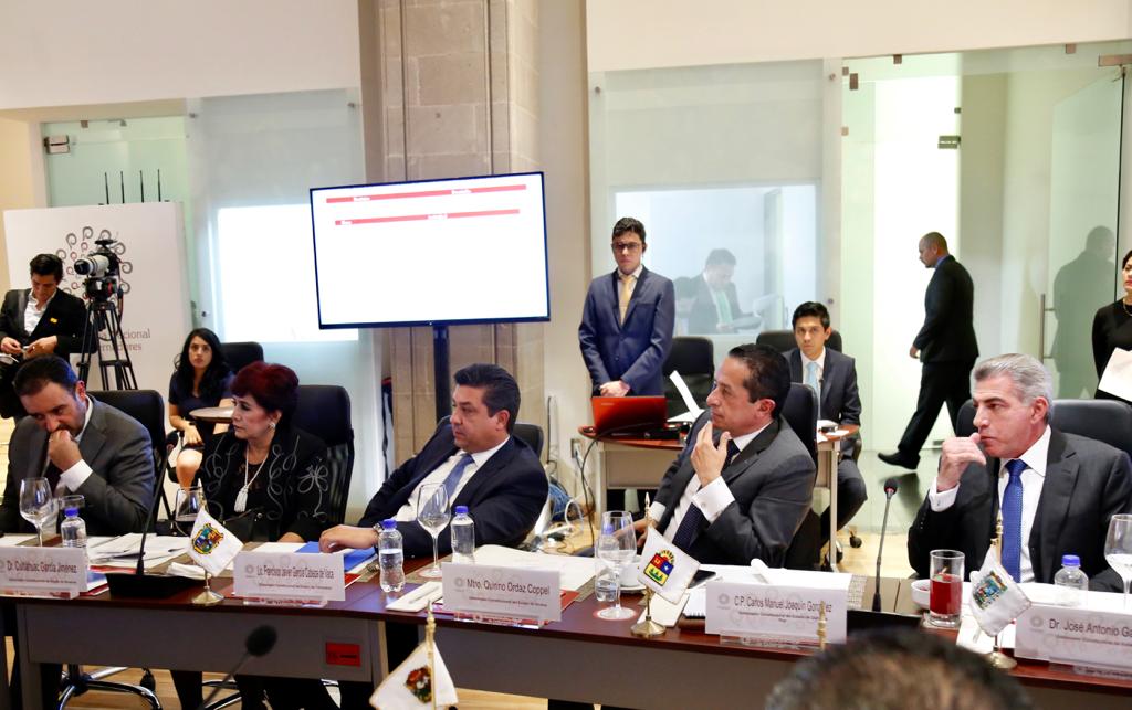 Carlos Joaquín asiste a una reunión que el presidente AMLO sostuvo con gobernadores