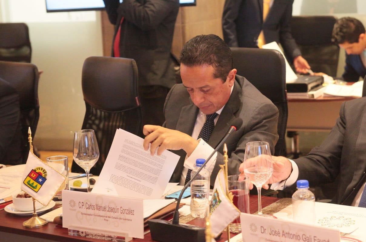 Carlos Joaquín asiste a una reunión que el presidente AMLO sostuvo con gobernadores