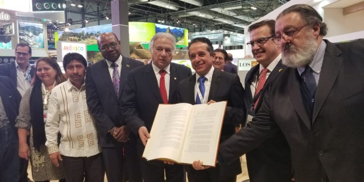 Llevan a España la Constitución de Quintana Roo traducida a la lengua maya