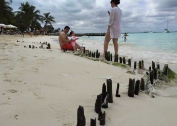 Solicitan retirar obstáculos en Playa Norte