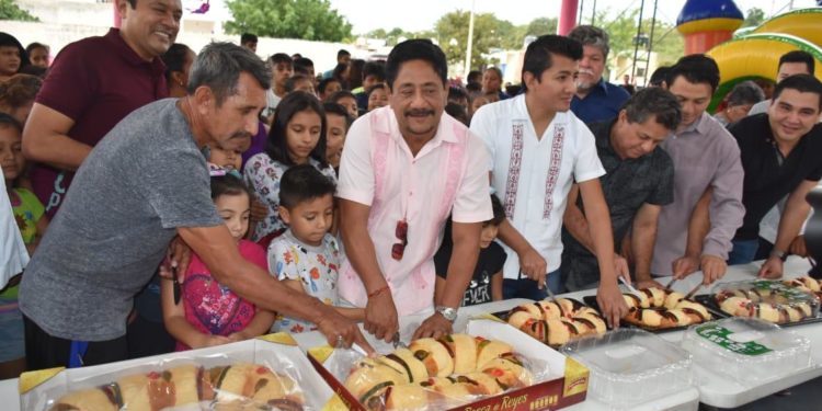 Festeja Ayuntamiento de OPB Día de Reyes con familias chetumaleñas