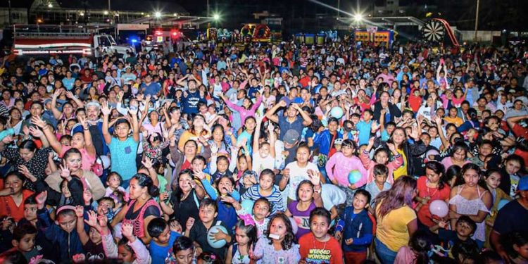 Reyes Magos traen felicidad y diversión a niños de Isla Mujeres