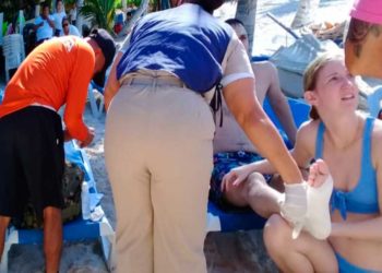 Auxilian a turista en Playa Norte Isla Mujeres