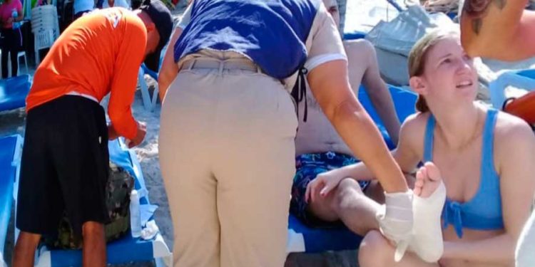 Auxilian a turista en Playa Norte Isla Mujeres