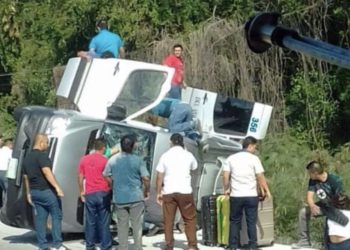 Vacacionaban y terminaron volcados