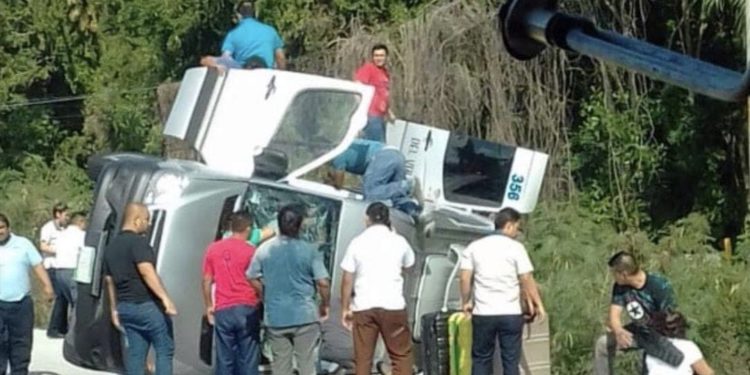 Vacacionaban y terminaron volcados