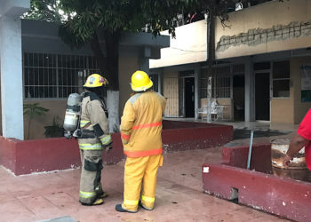 Arden la biblioteca de la Federal 9 en Cancún