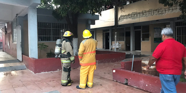Arden la biblioteca de la Federal 9 en Cancún