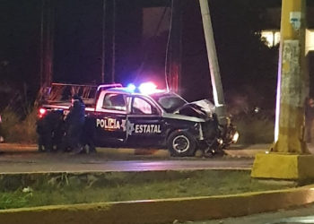 Poste de la CFE frena loca carrera de patrulleros