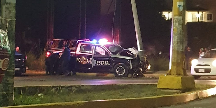 Poste de la CFE frena loca carrera de patrulleros