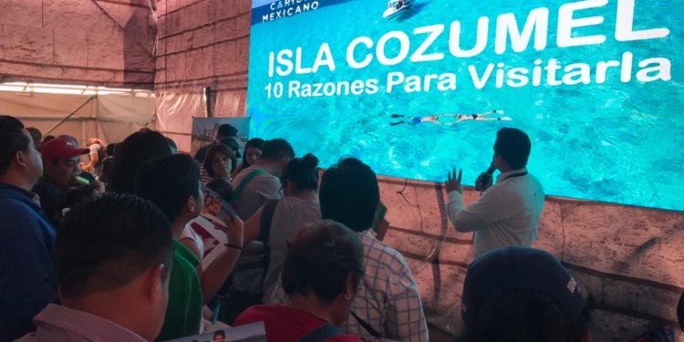 Buscan atraer a turistas nacionales en el zócalo de Ciudad de México