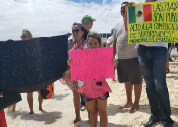 Hasta agua regalaron los del club de playa Mamitas