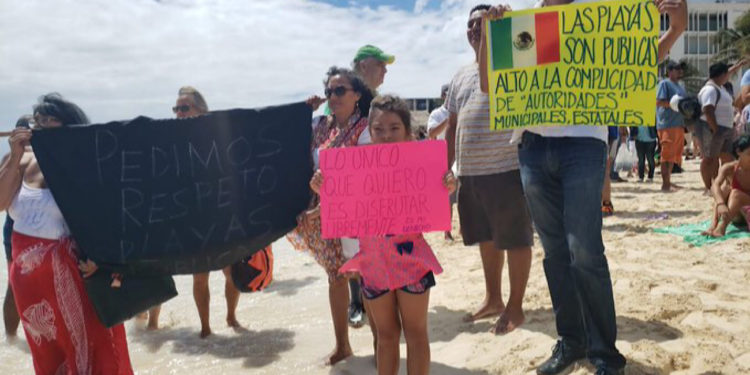 Hasta agua regalaron los del club de playa Mamitas