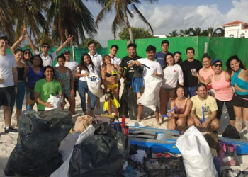 Jóvenes limpian Playa Tortugas