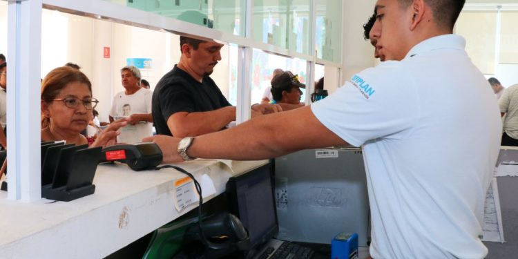 A quintanarroenses no le queda de otra que pagar sus placas nuevas