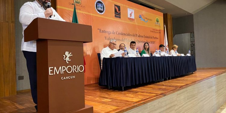 Entregan credenciales a nuevos peritos valuadores