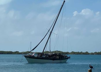 Náuticos temen por derrame de contaminantes tras incendio de velero