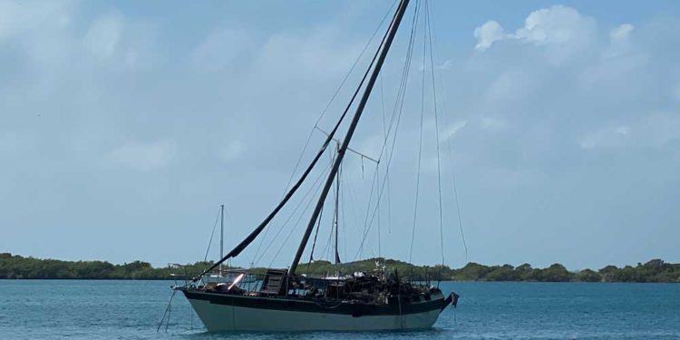 Náuticos temen por derrame de contaminantes tras incendio de velero