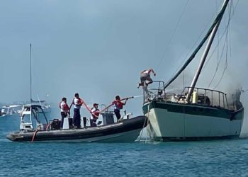 Incendio consume un velero en la bahía de Isla Mujeres