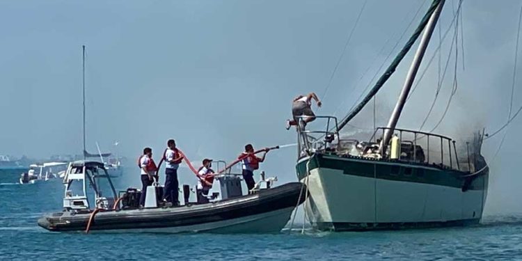 Incendio consume un velero en la bahía de Isla Mujeres