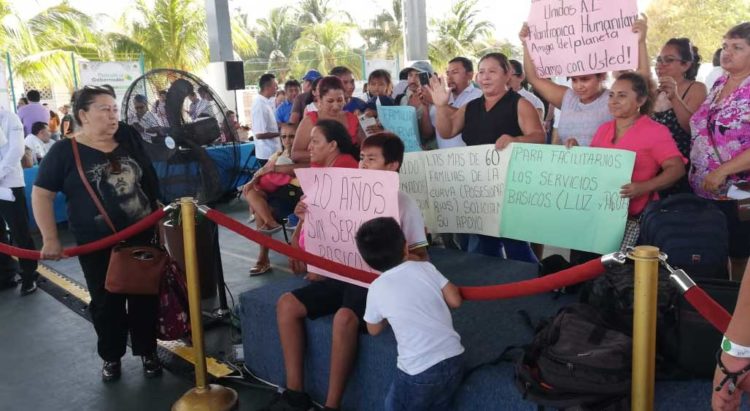 Gobernador atiende a las familias de la Curva en Isla Mujeres