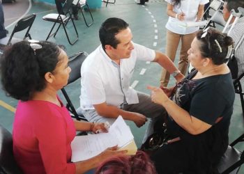 Gobernador atiende a las familias de la Curva en Isla Mujeres