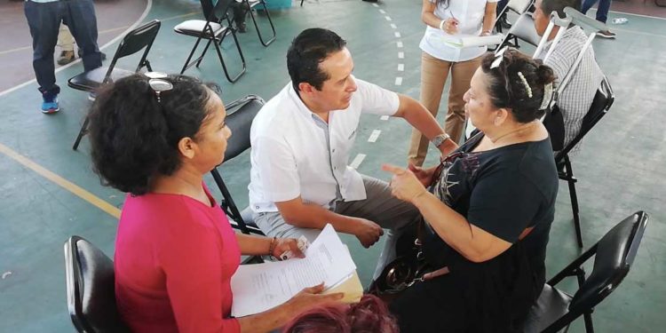 Gobernador atiende a las familias de la Curva en Isla Mujeres