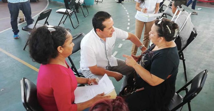 Gobernador atiende a las familias de la Curva en Isla Mujeres