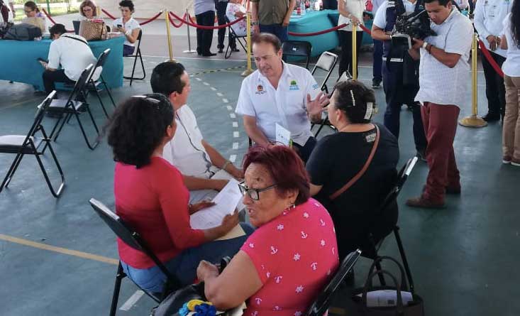 Gobernador atiende a las familias de la Curva en Isla Mujeres