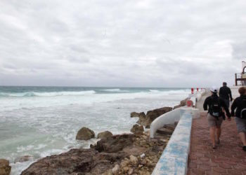 Surada provoca cierre de puerto a la navegación menor