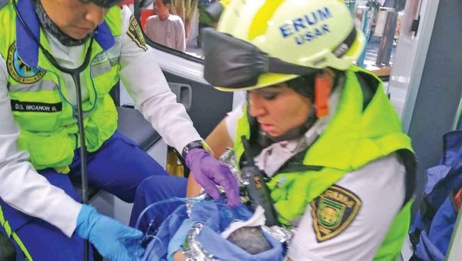 Mujer lanza a su recién nacida desde una azotea