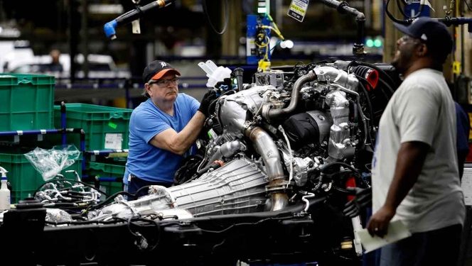 De ensamblar autos a fabricar aparatos médicos por Covid-19