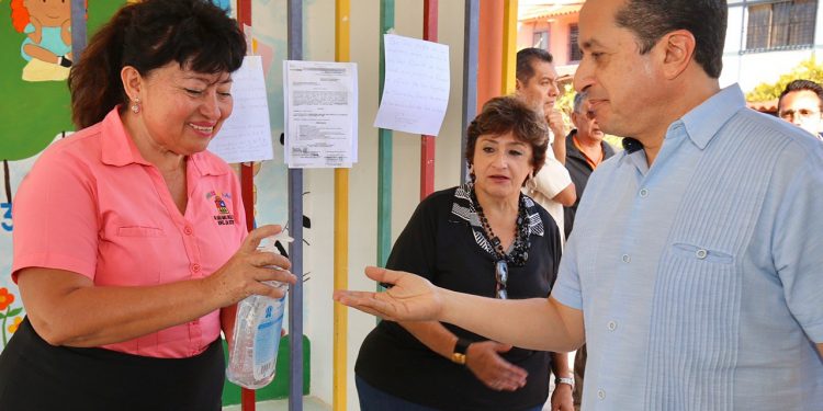 Carlos Joaquín constata medidas preventivas en escuelas de Cancún