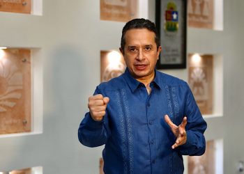 Carlos Joaquín instruye fortalecer medidas para que la gente se quede en casa