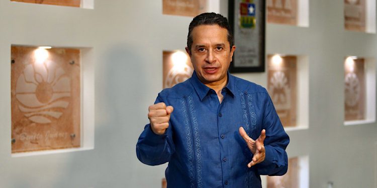 Carlos Joaquín instruye fortalecer medidas para que la gente se quede en casa