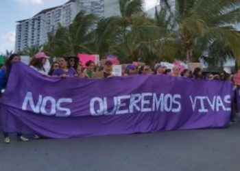 Pacífica marcha de miles de mujeres en Cancún