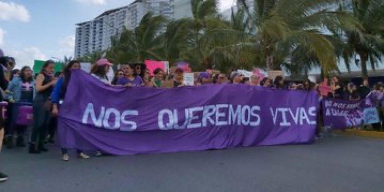Pacífica marcha de miles de mujeres en Cancún