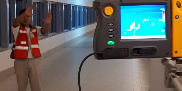 Instalan filtros sanitarios en el aeropuerto de Cancún