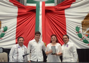 Galardonan a mujer con medalla al mérito, por investigación neurosensorial oncológica