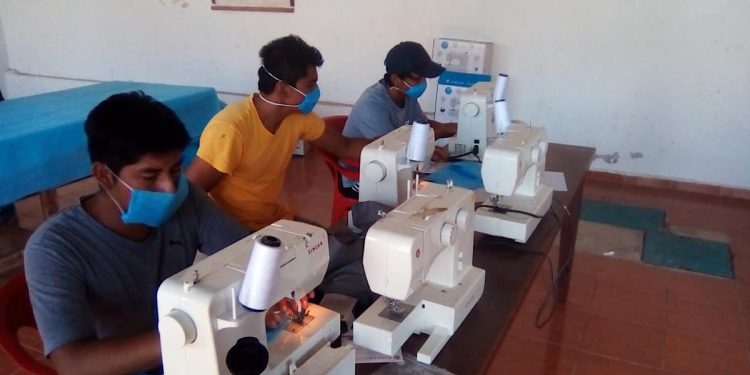 Reos de Playa del Carmen elaboran 1,500 cubrebocas por semana