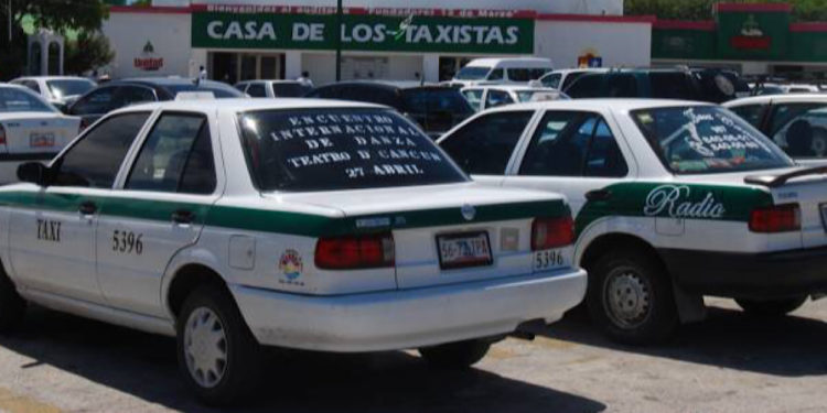 Intentan taxista de Cancún competir con Uber