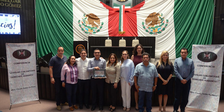 Imparten conferencia “Legislar con enfoque de derechos humanos”