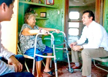 Cumple Pedro Joaquín a cozumeleños, con la entrega de sillas de ruedas