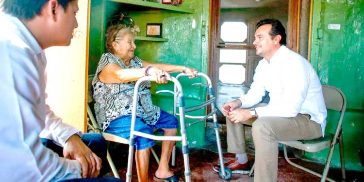 Cumple Pedro Joaquín a cozumeleños, con la entrega de sillas de ruedas