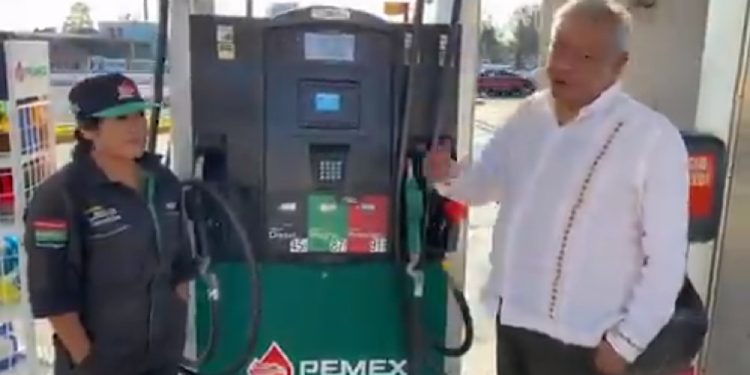 Desmienten expertos a AMLO sobre los precios de la gasolina