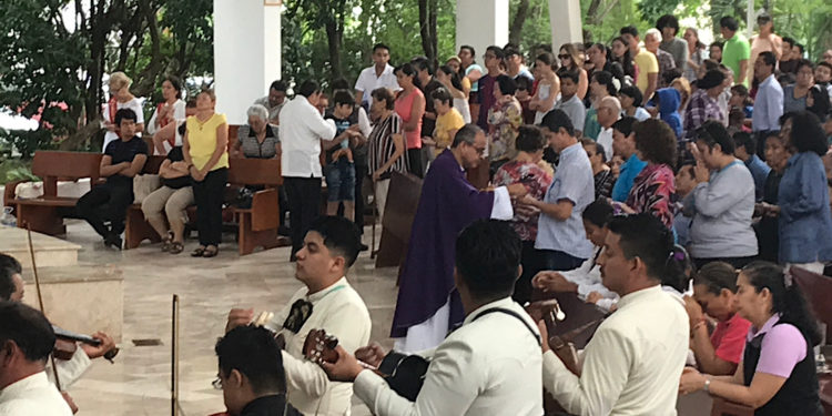 No habrá saludos físicos en las misas, ni se dará la Sagrada Comunión en la boca, por coronavirus